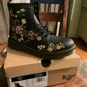 Dr. Martens Women's Black Floral Boots NEW W5